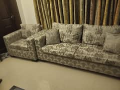Comfortable, beautiful 5 seater sofa set (slightly used)