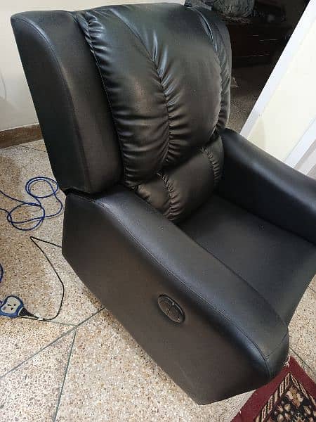 King Recliner in Immaculate Condition 2