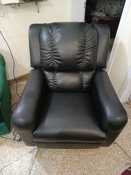 King Recliner in Immaculate Condition 3