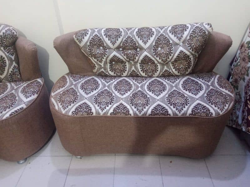 4 seater sofa set in 7000 ,only 3 months used. 3