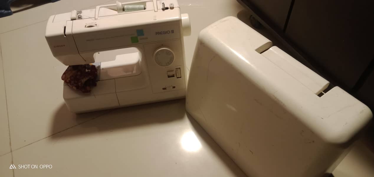 An adorable Japanese brand sewing machine in excellent condition 3