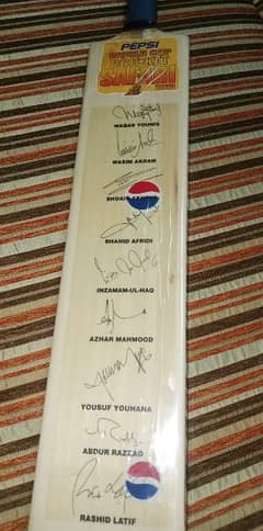 Signed Bat of 2003 World Cup Pakistani Players