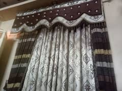 2 Walls Curtain In Good Condition