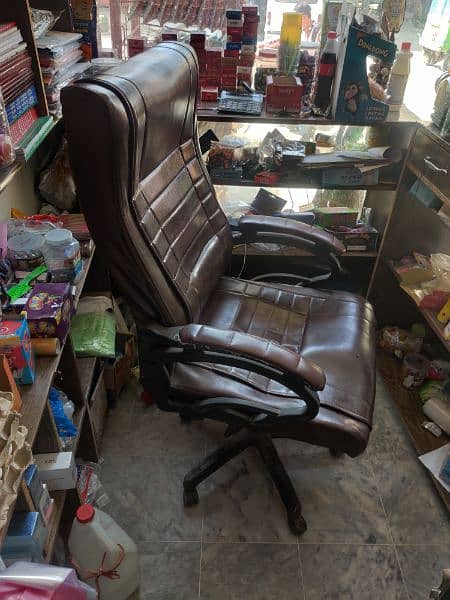 running shop for sale, with all the equipment and furniture 9