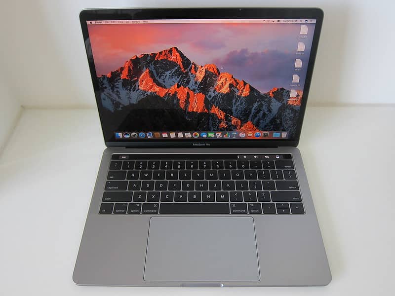 Mackbook Pro 2017 core i7 13inch with Touch Bar 0