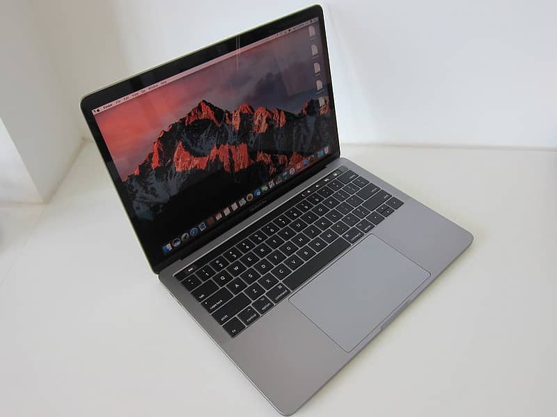 Mackbook Pro 2017 core i7 13inch with Touch Bar 1