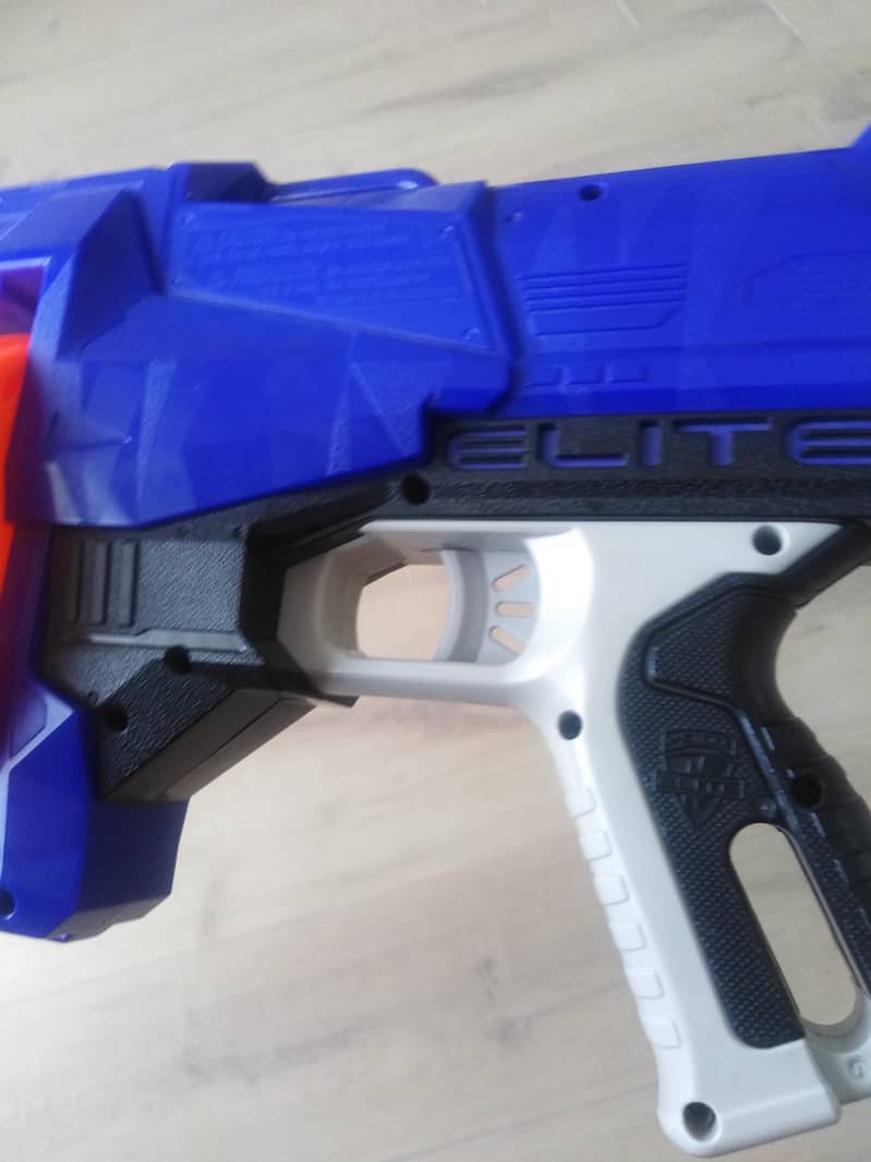 Toy gun Nerf Surgefire. 3