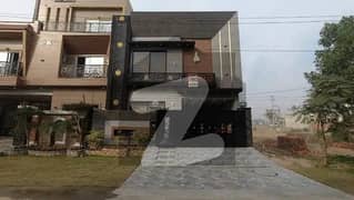 10 MARLA BEAUTIFUL HOUSE BEHIND 150FT ROAD AVAILABLE FOR SALE IN LDA AVENUE BLOCK J