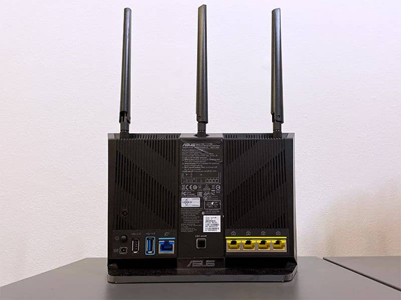 Asus RT-AC68U AC1900 Dual Band Router 1