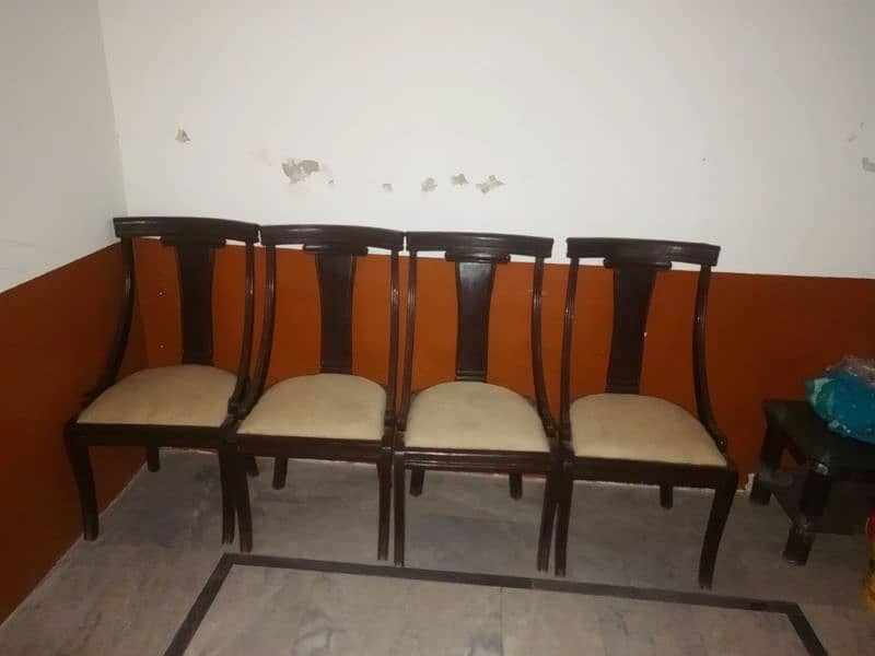 Six Chair and One Dining Table and good condition 2