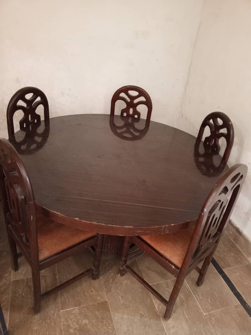 Home used neat and clean dinning table with chairs 3