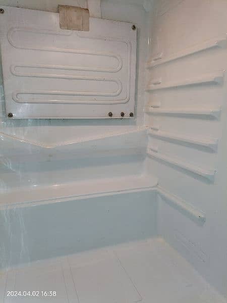 refrigerator v good condition 9.5/10 almost new 10
