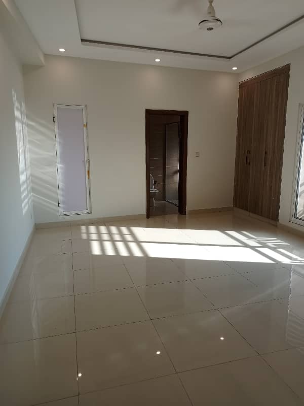 3 Bed Luxuries Apartments For Rent In River Hills Family Plaza Neat And Clear Building 0