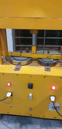 Disposable plates making machine