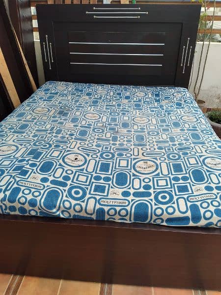 Queen size bed with master molty foam  single bed without matteres 0