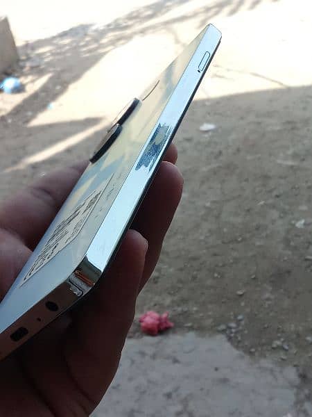 I'm selling my Tecno camon 20 with complete box 3