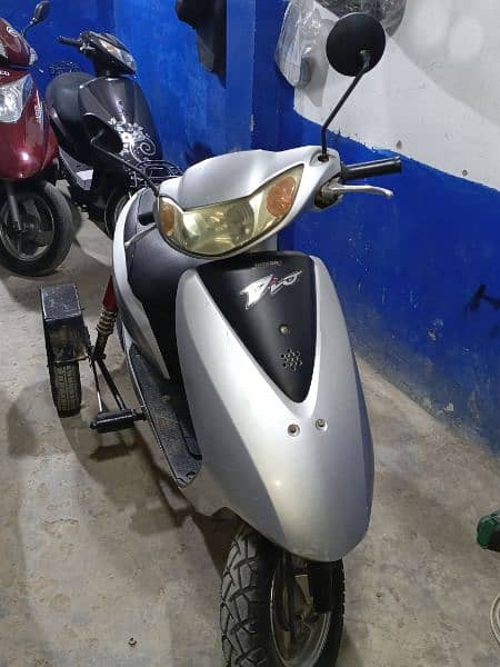 united 100cc scooty available contact at 03004142432 2