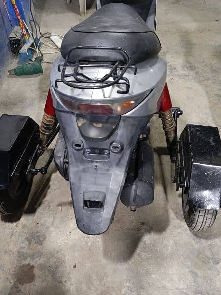 united 100cc scooty available contact at 03004142432 4