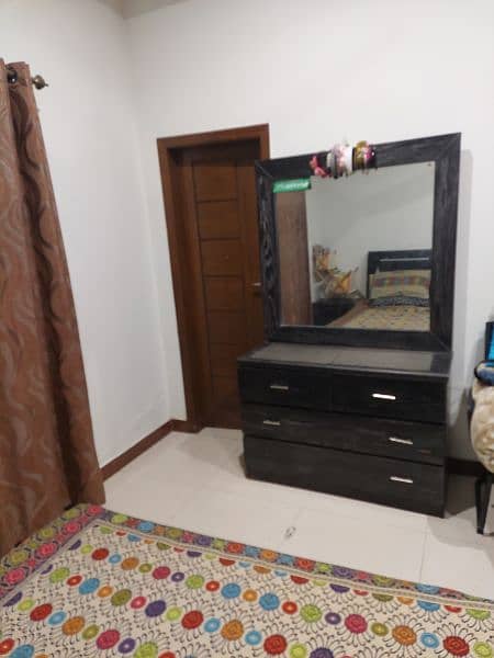 Bed with side tables and dressing table 4