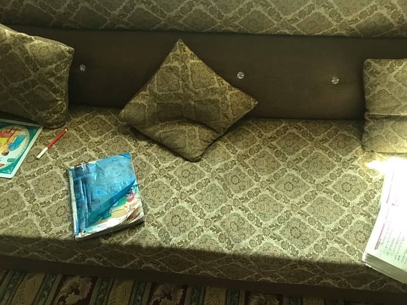 I m selling 5 seater sofa set reasonable price 0