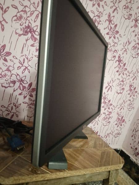 Dell monitor 10/10 condition 12inch lenght 18inch chauraaee. free free 3