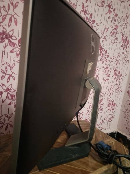 Dell monitor 10/10 condition 12inch lenght 18inch chauraaee. free free 6