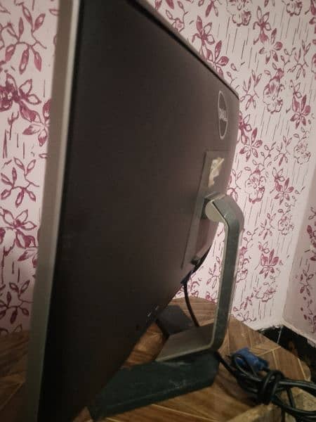 Dell monitor 10/10 condition 12inch lenght 18inch chauraaee. free free 7