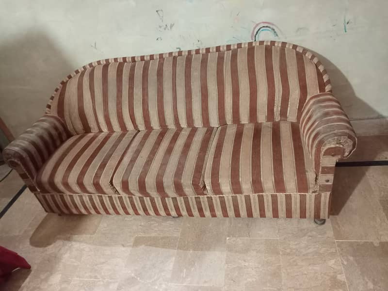 selling for sofa set 7 seater 0