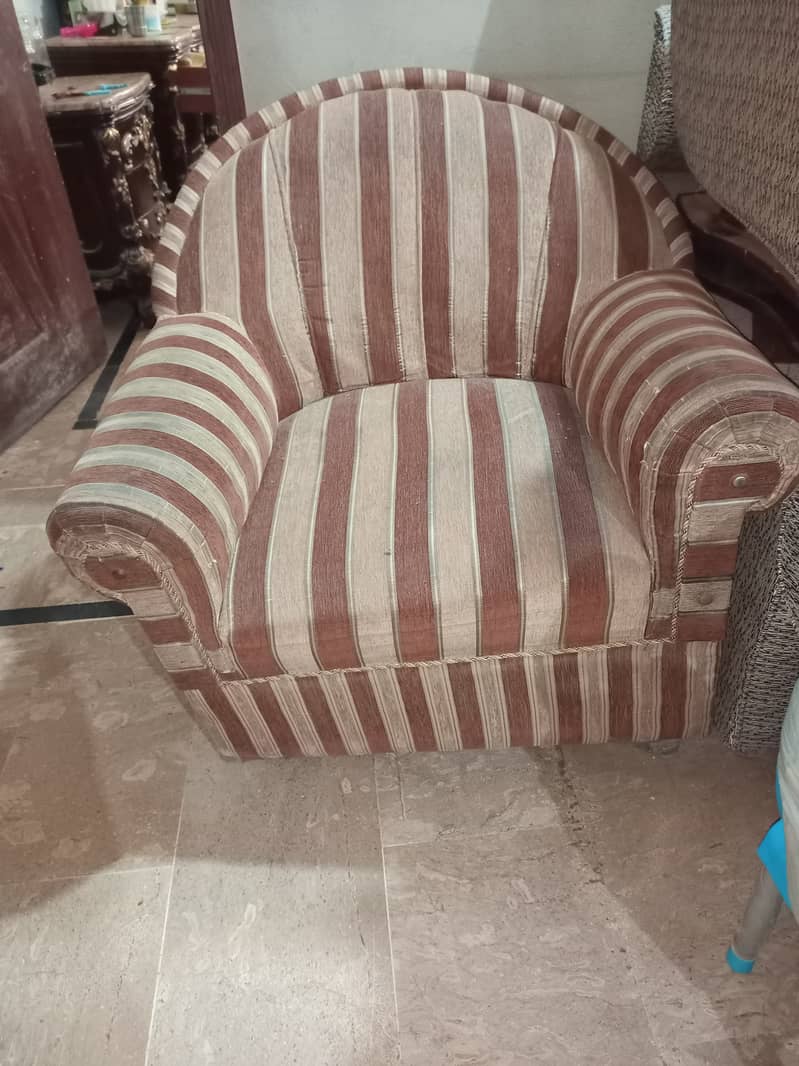 selling for sofa set 7 seater 1