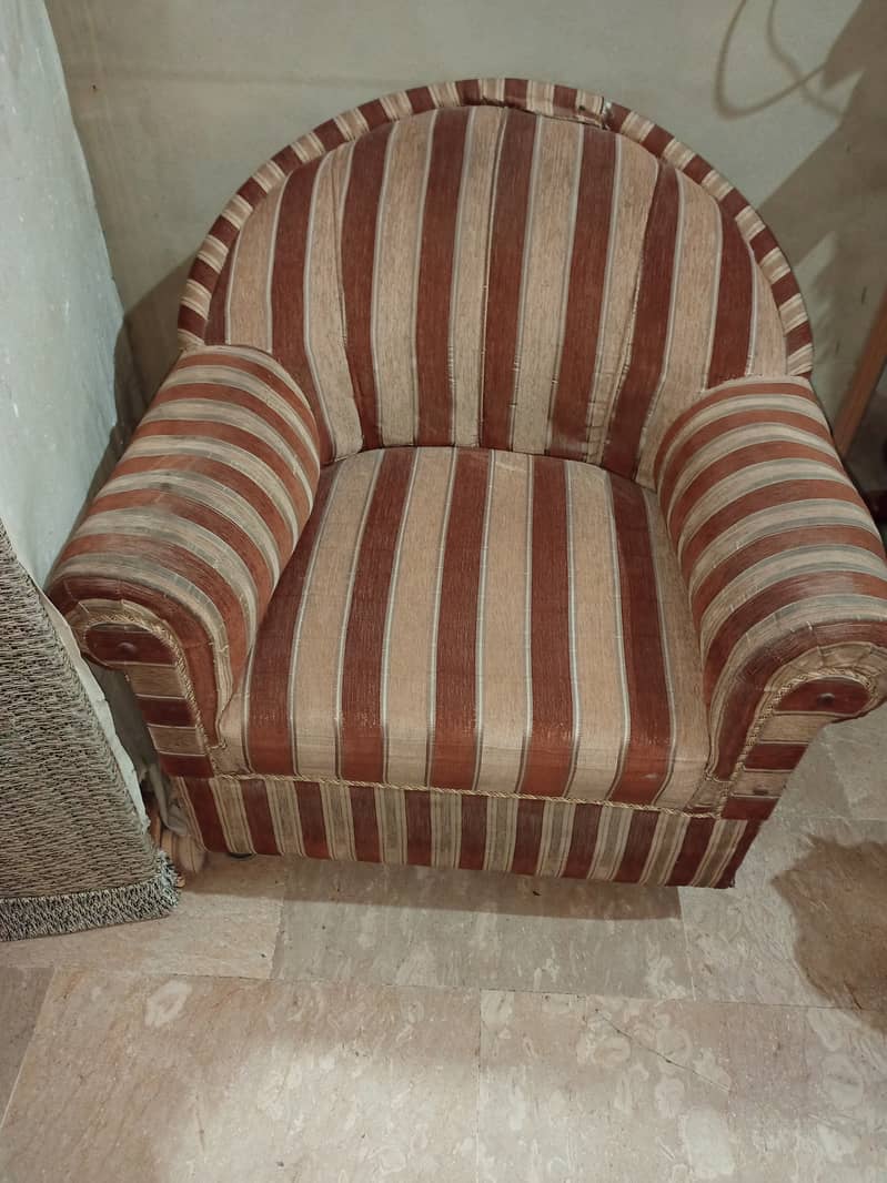 selling for sofa set 7 seater 2