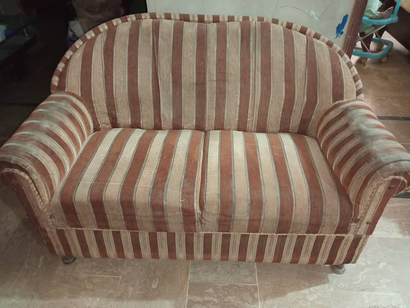 selling for sofa set 7 seater 3