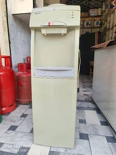Water Dispenser in excellent condition.