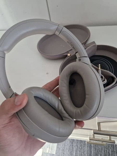 WH-1000XM4 Headphones with Box in pristine condition - XM4 3