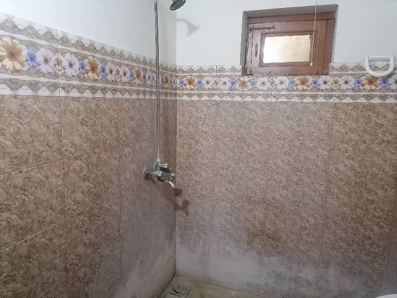 Gulberg Flat For rent Sized 4 Marla 25