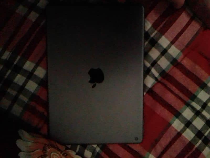 iPad 8gernation black and selver 3