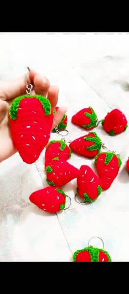 crochet strawberry keychain 0