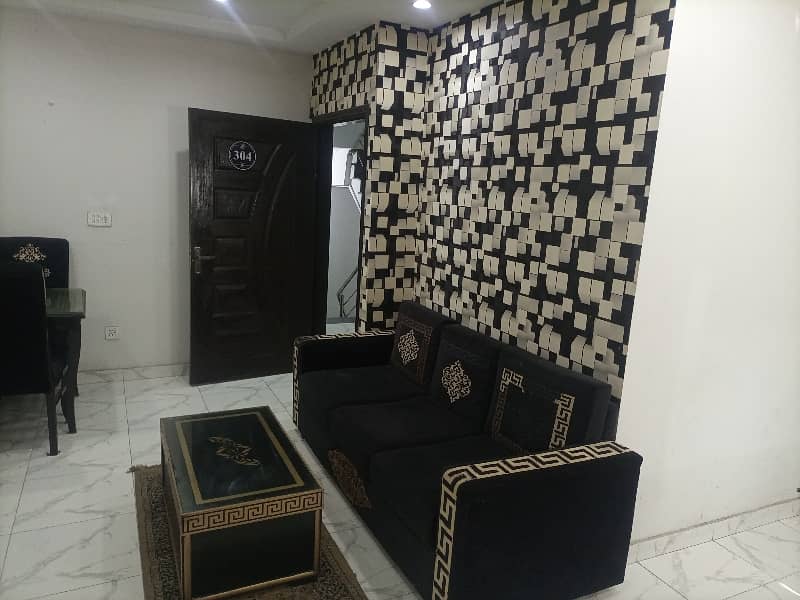 1 BED FULLY LUXURY AND FULLY FURNISH IDEAL LOCATION EXCELLENT FLAT FOR RENT IN BAHRIA TOWN LAHORE 2