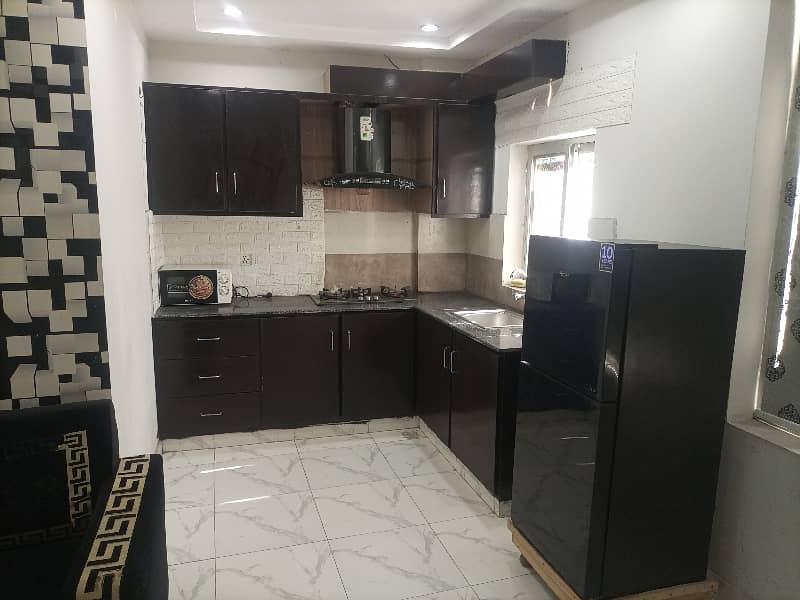 1 BED FULLY LUXURY AND FULLY FURNISH IDEAL LOCATION EXCELLENT FLAT FOR RENT IN BAHRIA TOWN LAHORE 4