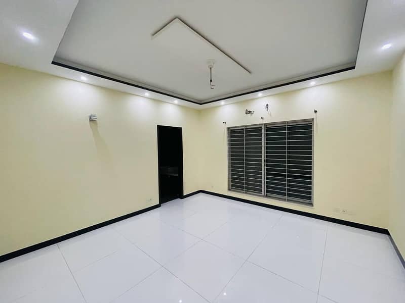 Most Amazing 1 Kanal House Is Available For Rent In PHASE 5 DHA, Lahore. 16