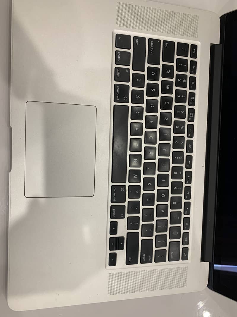 Apple Macbook Pro 15.4 inch (Mid 2015) 3