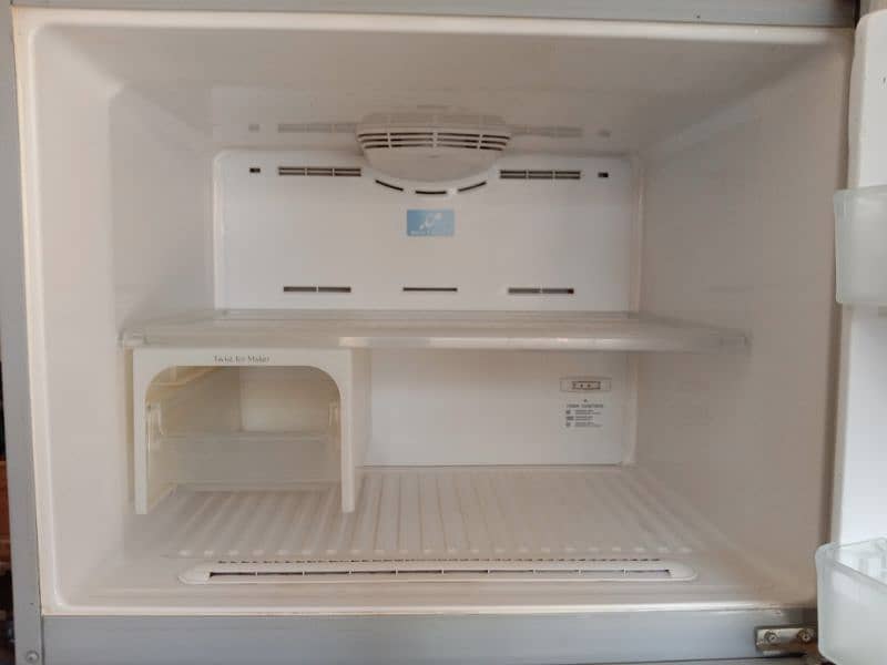 Hitachi Refrigerator Good condition Original condition 3
