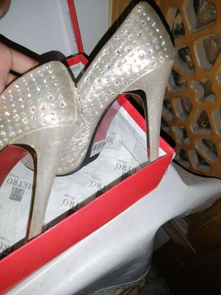 New metro heels. . . . 38 size. . 4