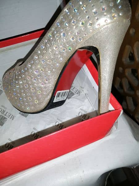 New metro heels. . . . 38 size. . 5