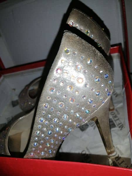 New metro heels. . . . 38 size. . 6