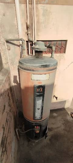 Water Geaser. . . 50 Gelan water storage capacity in good condition