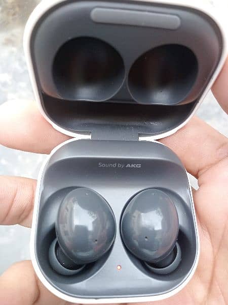 Samsung airpods in good condition  03329447309 whattsap and sim number 2