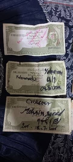 8 old currency note with cricter signature 0