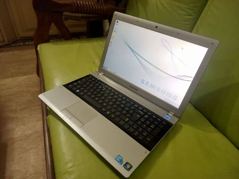 Samsung corei5 Laptop 15.6"display numeric keyboard 320gb hard 4gb ram 2