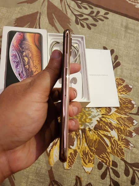 Apple iphone xs for sale in 10/10 condition. With Box and Charger. . . 2