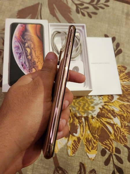 Apple iphone xs for sale in 10/10 condition. With Box and Charger. . . 3